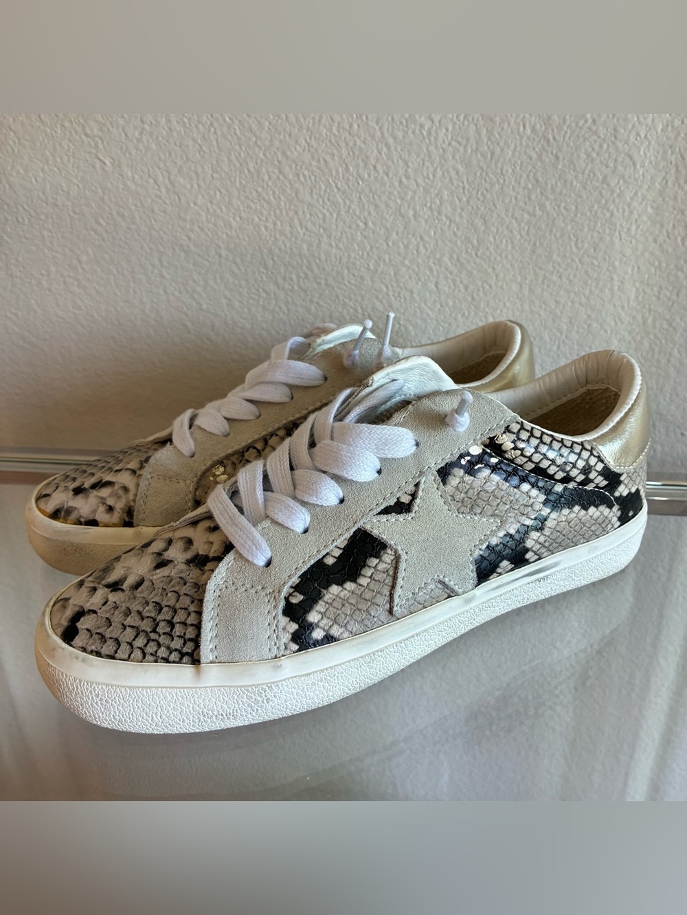 Steve Madden 7M 🌟 NY 90 Snake Print Suede Star Sneakers Metallic Gold